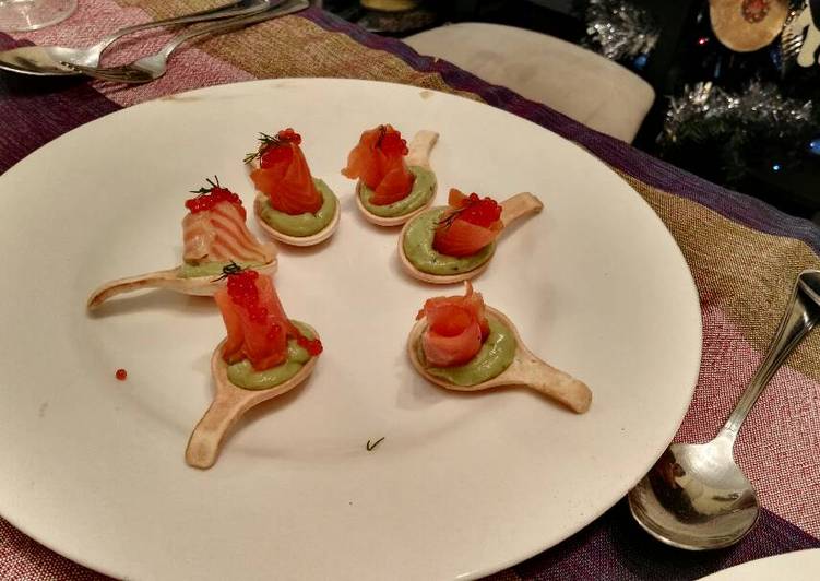 Cucharas de pan con guacamole, trucha ahumada y huevas de trucha