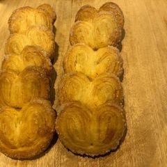 A picture of French Hearts.