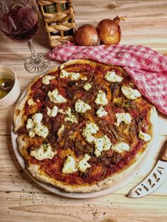 SĂŒlthagymĂĄs-ricottĂĄs pizza đ recept fotĂłja