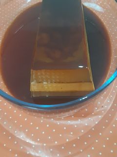 Una foto de Flan bicolor de café con chocolate blanco y chocolate negro