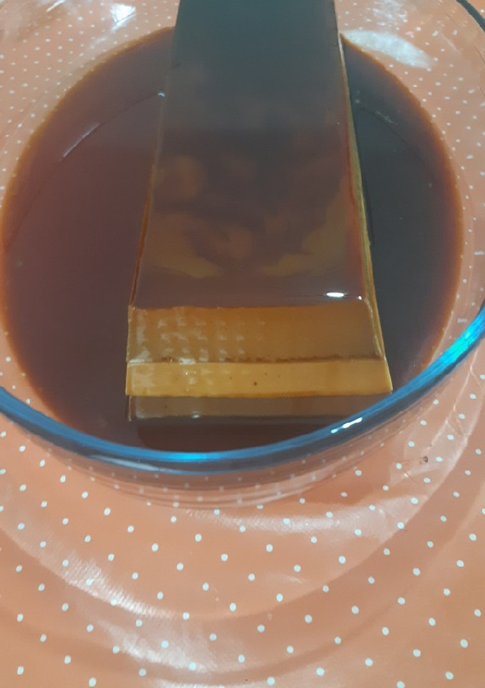 Una foto de Flan bicolor de café con chocolate blanco y chocolate negro