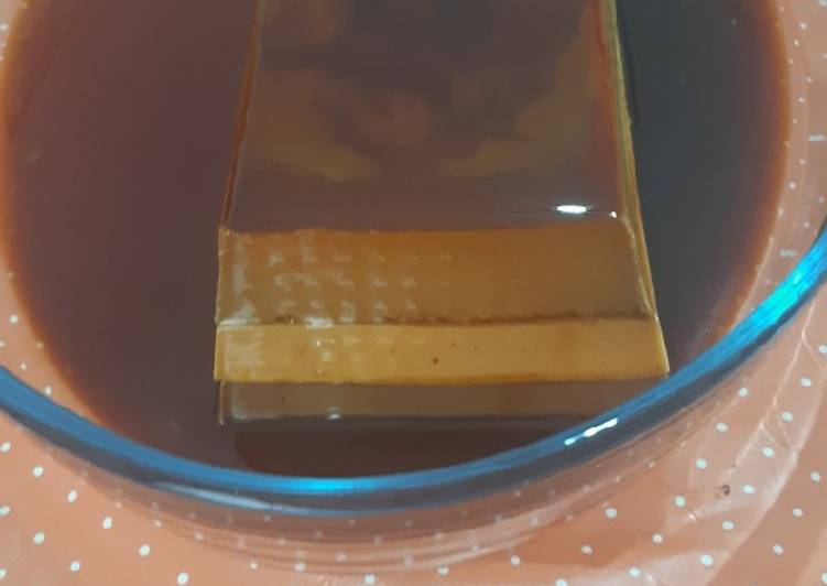 Flan bicolor de café con chocolate blanco y chocolate negro