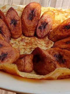 Soyayyen kwai da plantain ainihin hoton girkin