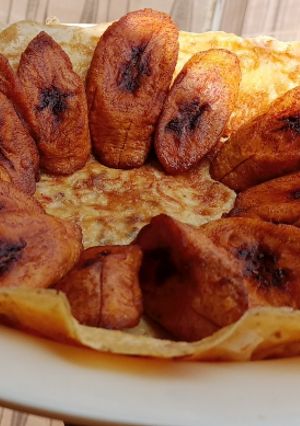 Soyayyen kwai da plantain ainihin hoton girkin