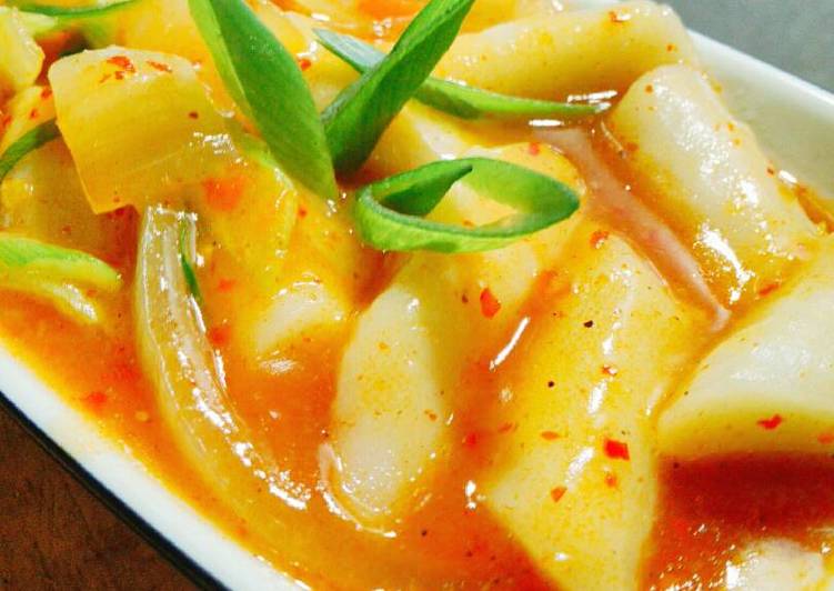 Tteokbokki (kue beras khas Korea) super pedas