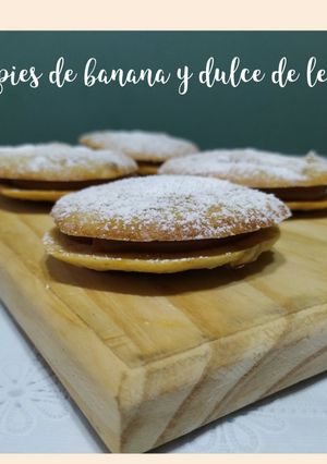Una foto de Whoopies de banana y dulce de leche