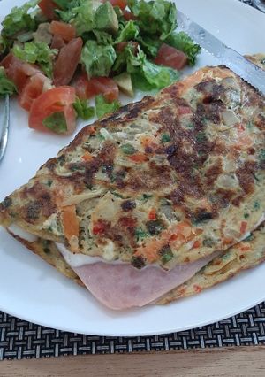 Una foto de Omelette de verduras con jamón y muzzarella