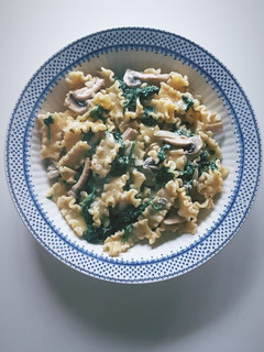 Una foto de Pasta con espinacas y champiñones