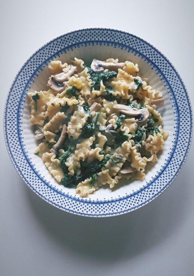Una foto de Pasta con espinacas y champiñones