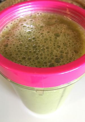 Una foto de Batido de Col Rizada-Mango-Avena (smoothie)