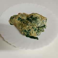 Una foto de Tortilla de espinacas con curry y queso brie