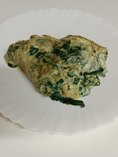 Una foto de Tortilla de espinacas con curry y queso brie
