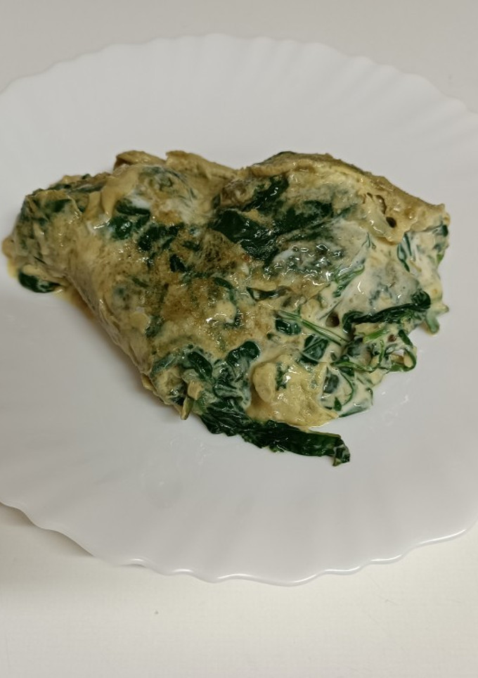 Una foto de Tortilla de espinacas con curry y queso brie