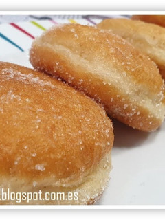 Una foto de Berlinas rellenas de crema o Krapfen de Carnaval