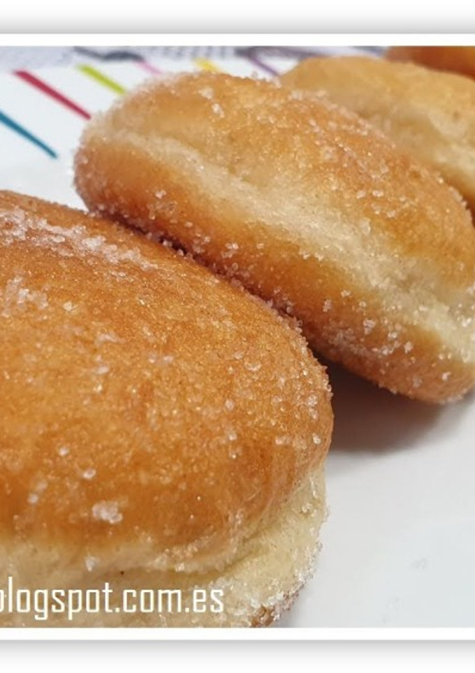 Una foto de Berlinas rellenas de crema o Krapfen de Carnaval