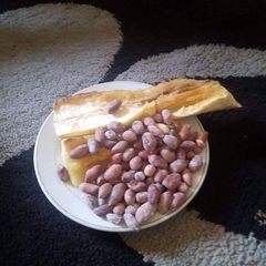 A picture of Roasted groundnuts with cassava.