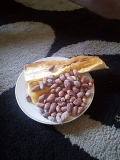 A picture of Roasted groundnuts with cassava.