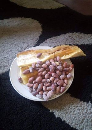 A picture of Roasted groundnuts with cassava.