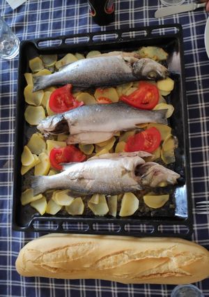 Una foto de Lubina salvaje al horno con patatas