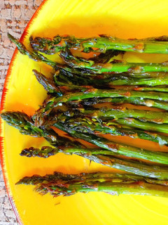 Una foto de Espárragos trigueros al horno 🌿