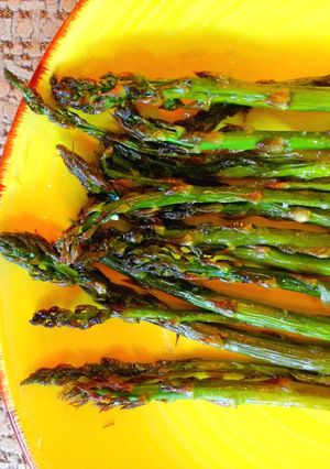 Una foto de Espárragos trigueros al horno 🌿