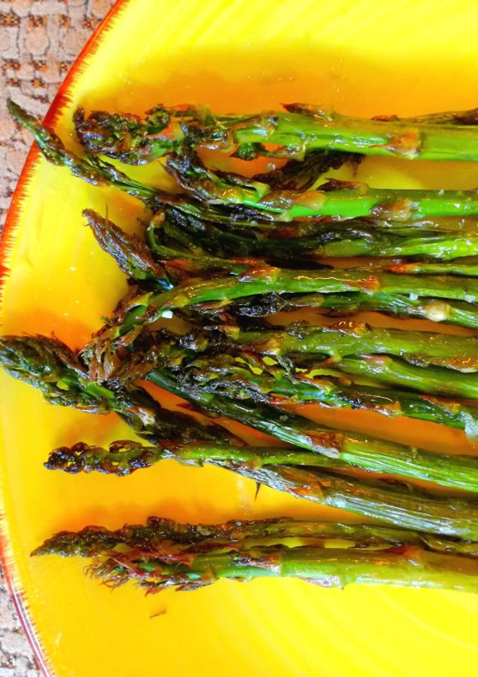 Una foto de Espárragos trigueros al horno 🌿