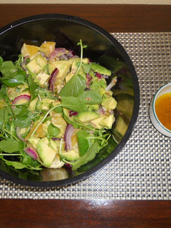 Una foto de Ensalada de aguacate y naranja