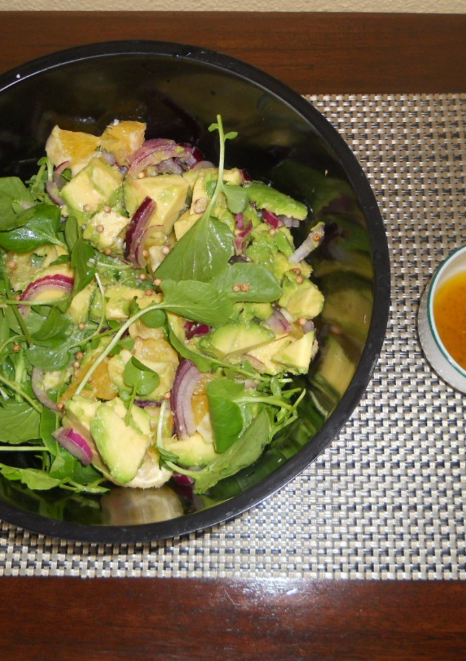 Una foto de Ensalada de aguacate y naranja