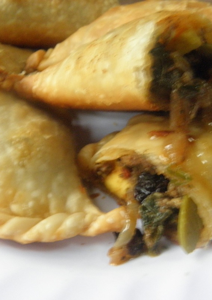 Una foto de Empanadas criollas de carne cortada a cuchillo