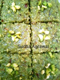 कीवी कलाकंद (Kiwi kalakand recipe in Hindi) रेसिपी मुख्य फोटो
