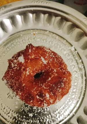 மொறு மொறு சக்கர டோனட்(sugar doughnut recipe in tamil) செய்முறை முக்கிய புகைப்படம்