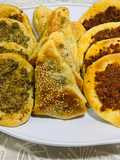 معجنات اصفيحه على بندوره وطحينه وسبانخ بنفس العجينه