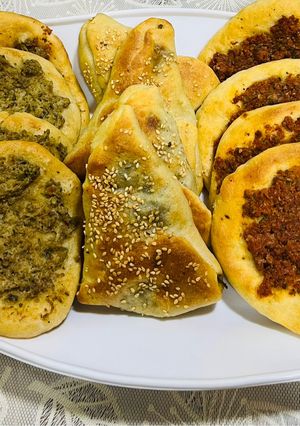 صورة لوصفة معجنات اصفيحه على بندوره وطحينه وسبانخ بنفس العجينه