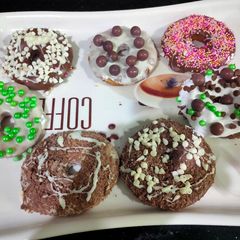 A picture of Colorful donuts.