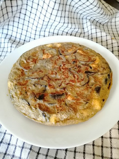 Una foto de Tortilla de berenjena con queso