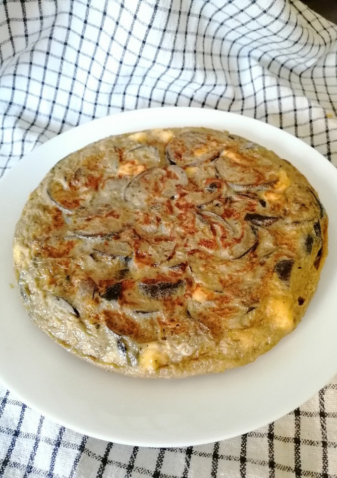Una foto de Tortilla de berenjena con queso