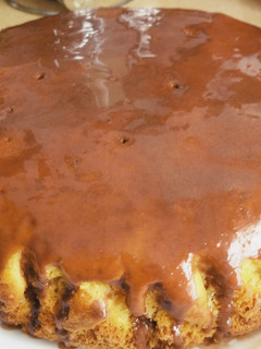 Una foto de Bizcocho con aroma de naranja y glaseado de chocolate en olla GM