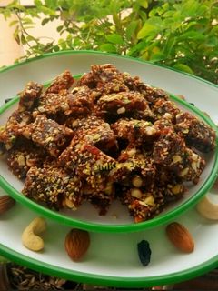 खजूर बर्फी (khajur barfi recipe in marathi) रेसिपी चे मुख्य फोटो