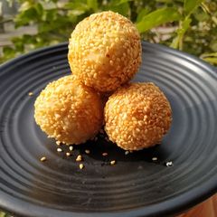 A picture of Sesame balls.