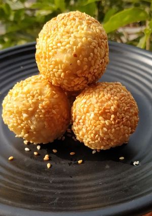 A picture of Sesame balls.