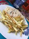 Fideos con salsa de atún y papas con orégano