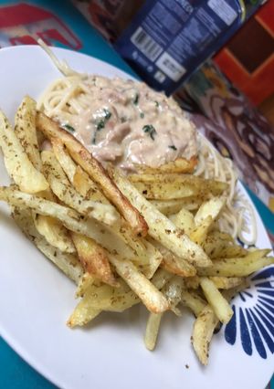 Una foto de Fideos con salsa de atún y papas con orégano