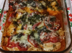 Una foto de Pechugas de pollo 🍗 al horno con queso y tomates 🍅