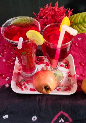 A picture of Pomegranate juice 😋😋😋.