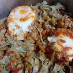Una foto de 38. Colchón de arveja 🍳 sobre fideos 🍜 almuerzo completo para llevar!