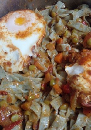 Una foto de 38. colchón de arveja 🍳 sobre fideos 🍜 almuerzo completo para llevar!