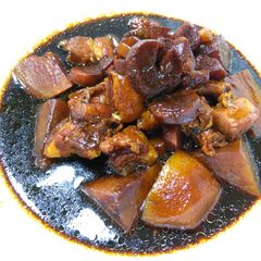 A picture of 卤三层肉 Braised Pork Belly.