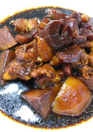 A picture of 卤三层肉 Braised Pork Belly.