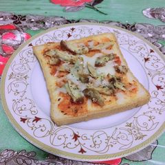 Chicken bread pizza A picture of Chicken bread pizza.
