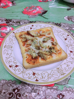 A picture of Chicken bread pizza.